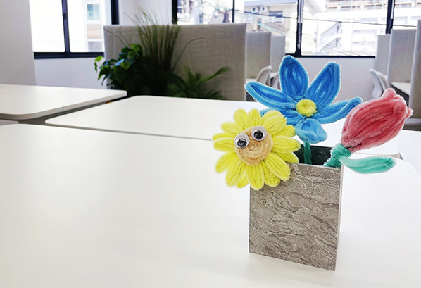 ハンドメイドを作成している利用者様と支援しているスタッフ