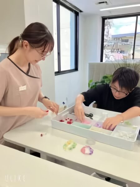 ハンドメイドをしている様子